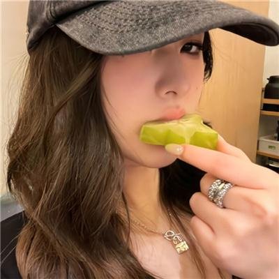 出墙红杏两家春海报
